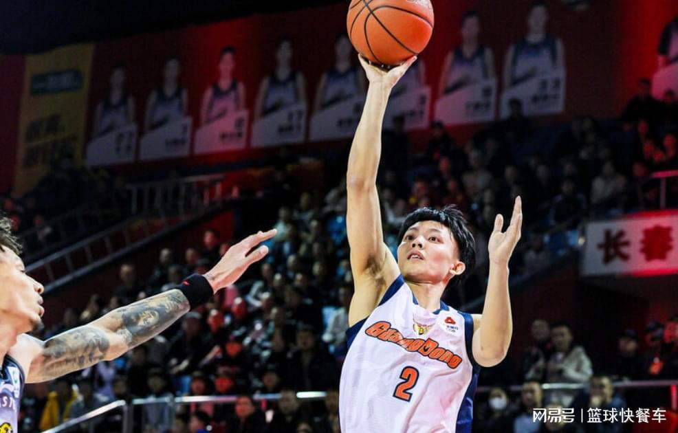 欧冠直播官网下载-CBA一夜又连造两大惨案！广东21分狂胜吉林：北控遭23分大败！