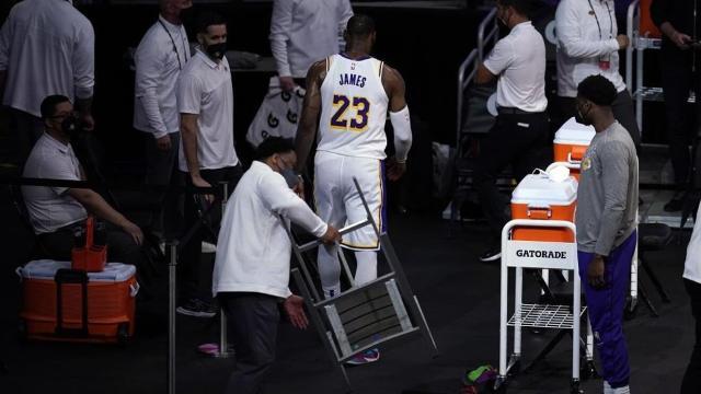 欧冠手机直播软件-詹姆斯脚踝意外受伤，他的MVP和主场优势都悬了