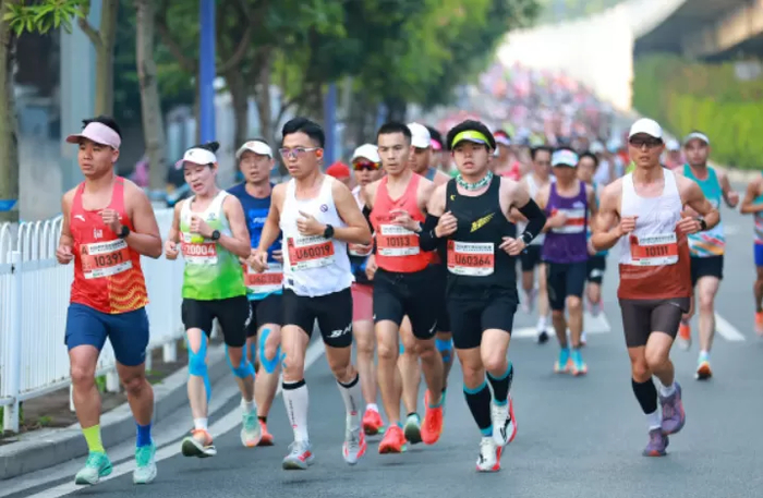 欧冠高清赛事平台-清远马拉松参赛规模创新高，体育赛事赋能区域经济新引擎|马拉松联赛|半程马拉松|清远市|广东省|联赛_新浪体育_新浪新闻